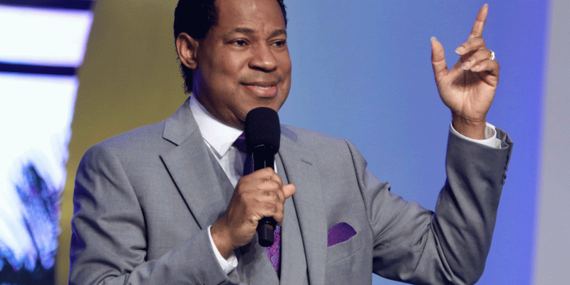 Développer cette vie par le pasteur Chris Oyakhilome.  «Et ceci est la preuve que Dieu nous a donné la vie éternelle et que cette vie est dans son Fils. Celui qui a le Fils a la vie; et celui qui n'a pas le Fils de Dieu n'a pas la vie »(1 Jean 5: 11-12)  En vertu de la nouvelle naissance, vous avez reçu la vie de Dieu dans votre esprit. La Bible appelle la vie de Dieu la vie éternelle. Beaucoup ont interprété la vie éternelle comme une vie qui ne se termine pas; une vie vécue pour toujours. Non! Ce n’est pas la vie éternelle. Le mot traduit par «vie éternelle» ou «vie éternelle» dans la Bible est le mot grec «Zoë». Il s’agit de l’un de ces mots, la langue anglaise ne pouvant donner son sens complet.  Quand la Bible dit: "Car Dieu a tant aimé le monde qu'il a donné son fils unique, et quiconque croit en lui ne doit pas périr mais doit avoir la vie éternelle" (Jean 3:16). "La vie éternelle" se réfère ici à Zoë, qui est la vie et la nature de Dieu; la substance et l'essence même de la Divinité; la qualité même de l'être de Dieu. Ainsi, lorsque vous êtes né de nouveau, vous recevez cette vie et cette nature de Dieu, cette qualité de son être; vous devenez comme lui, louez Dieu!  Mais vous voyez, vous devez développer cette vie. En tant que personne humaine, vous devez développer votre corps en adoptant un régime alimentaire équilibré et en le faisant régulièrement. C’est ainsi que les vastes potentiels du corps humain peuvent être exploités de manière adéquate. C’est pareil spirituellement! Passer du temps de qualité en communion avec le Saint-Esprit et étudier la Parole de Dieu aideront à assurer un développement efficace de la vie de Dieu en vous. Lorsque vous êtes né de nouveau, vous êtes né avec la nature et la vie de Dieu. Mais cela ne garantit pas votre vie au plein potentiel de la vie de Dieu. Vous cultivez cette vie et la développez chaque jour lorsque vous étudiez la Parole de Dieu et sa communion avec le Saint-Esprit.  Pour plus d'étude: Jean 5:24