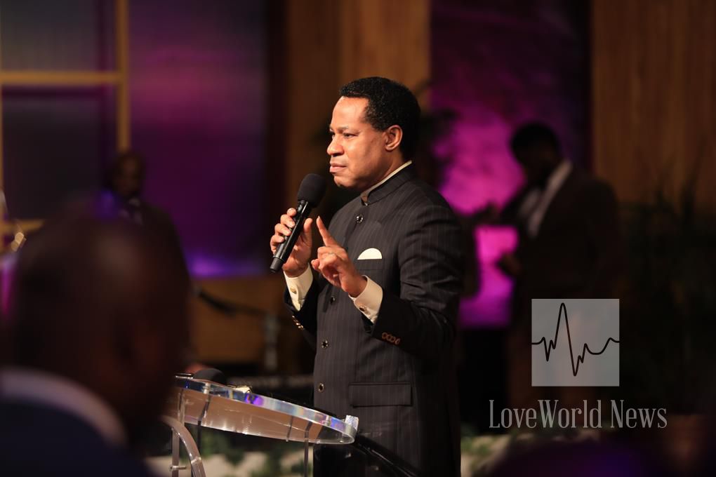 Car tout ce qui est né de Dieu triomphe du monde: et la victoire qui triomphe du monde, c’est notre foi (1 Jean 5:4).